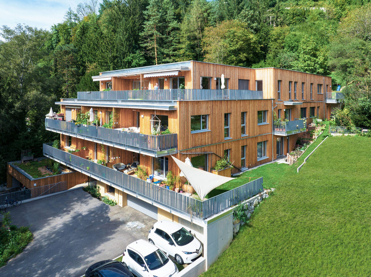 Das GeWoZu-Wohnprojekt in Waidhofen mit Holzfassade und Balkonen